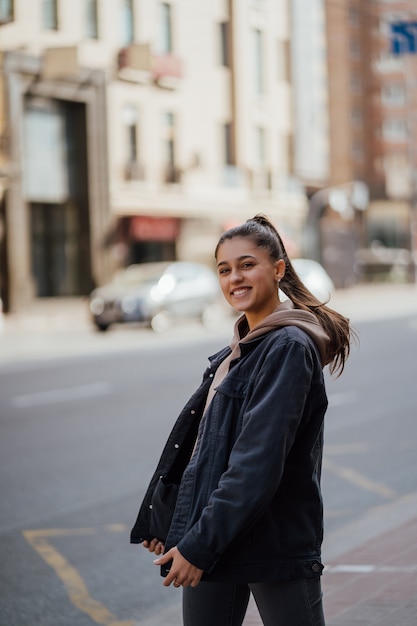 Foto gratuita retrato de la joven hermosa en el fondo de la calle