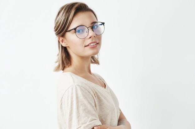 Retrato de joven hermosa en gafas sonriendo.