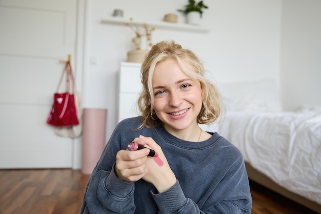 Foto gratuita retrato de una joven hermosa grabando un video blog en su habitación con contenido de belleza de estilo de vida para