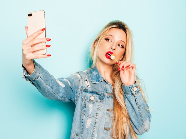 Retrato de joven hermosa hipster chica mala en jeans de moda ropa de verano y aretes en la nariz