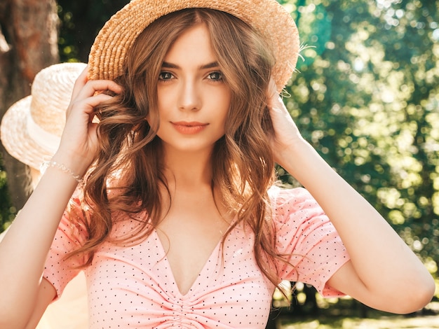 Retrato de joven hermosa hipster en vestido de verano de moda