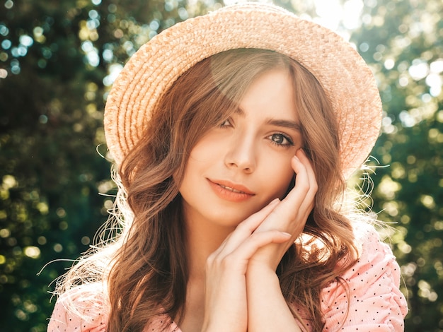 Retrato de joven hermosa hipster en vestido de verano de moda