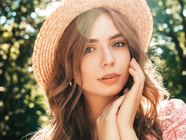 Retrato de joven hermosa hipster en vestido de verano de moda