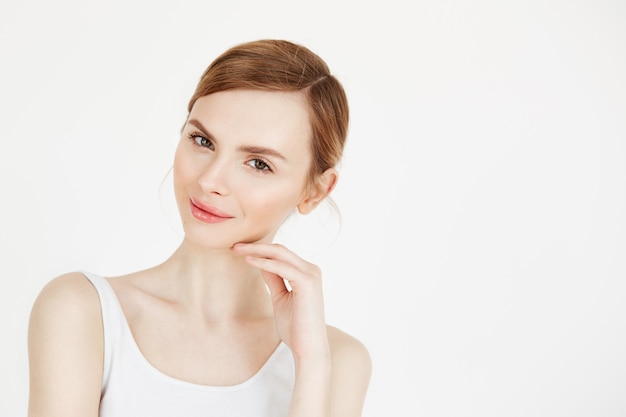 Retrato de joven hermosa con maquillaje natural sonriendo. Estilo de vida de salud y belleza.