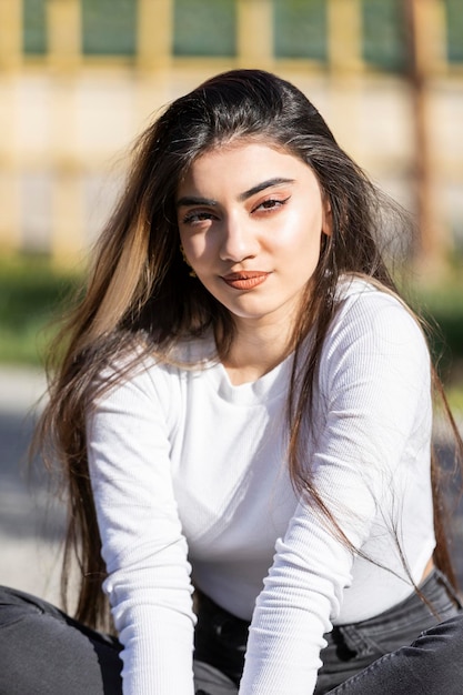 Un retrato de una joven hermosa mirando a la cámara con confianza Foto de alta calidad