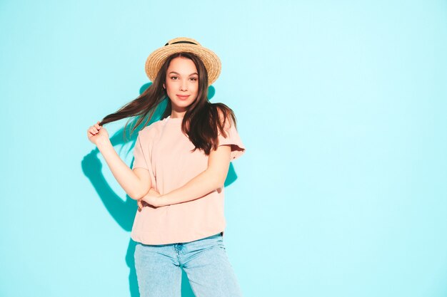 Retrato de joven hermosa mujer sonriente en ropa de moda de verano hipster