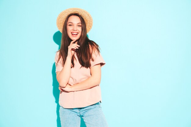 Retrato de joven hermosa mujer sonriente en ropa de moda de verano hipster