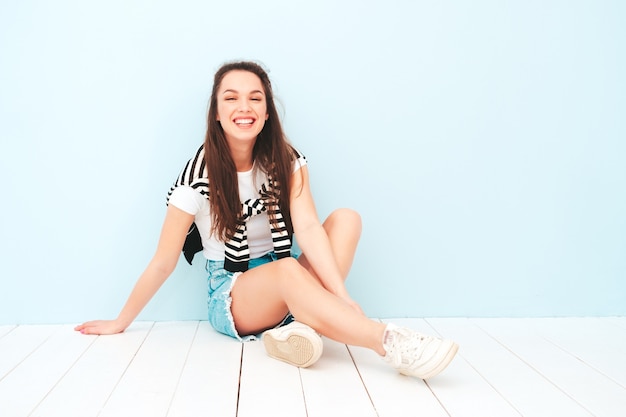 Retrato de joven hermosa mujer sonriente en ropa de moda de verano hipster