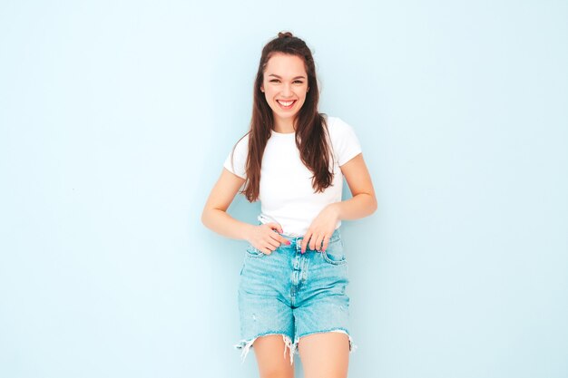 Retrato de joven hermosa mujer sonriente en ropa de moda de verano hipster