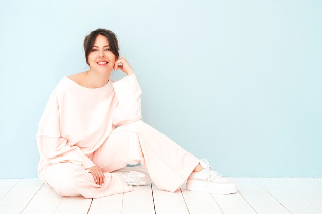 Retrato de joven hermosa mujer sonriente en ropa de moda de verano rosa