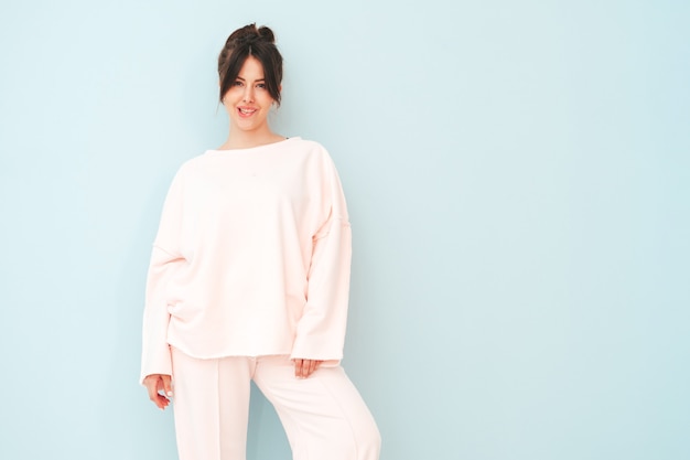 Retrato de joven hermosa mujer sonriente en ropa de moda de verano rosa