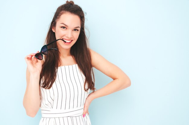 Retrato de joven hermosa mujer sonriente en ropa de mono de moda de verano hipster