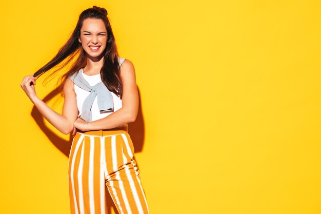 Retrato de joven hermosa mujer sonriente en ropa de verano de moda Mujer sexy despreocupada posando en el estudio Modelo morena positiva divirtiéndose y volviéndose loca Alegre y feliz