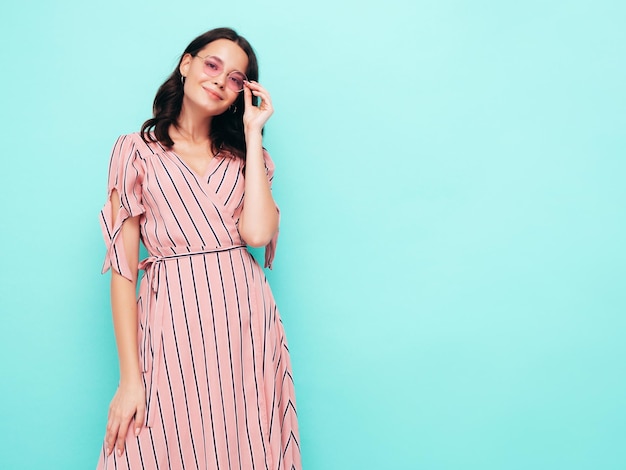 Retrato de joven hermosa mujer sonriente en vestido rosa de verano de moda Mujer sexy despreocupada posando en el estudio Modelo positivo divirtiéndose en el interior Alegre y feliz