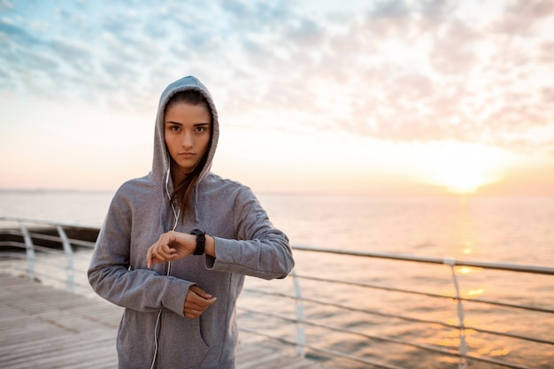 Foto gratuita retrato de joven hermosa niña deportiva al amanecer sobre el mar.