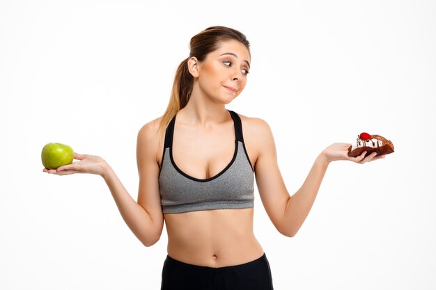 Retrato de joven hermosa niña deportiva sobre fondo blanco.