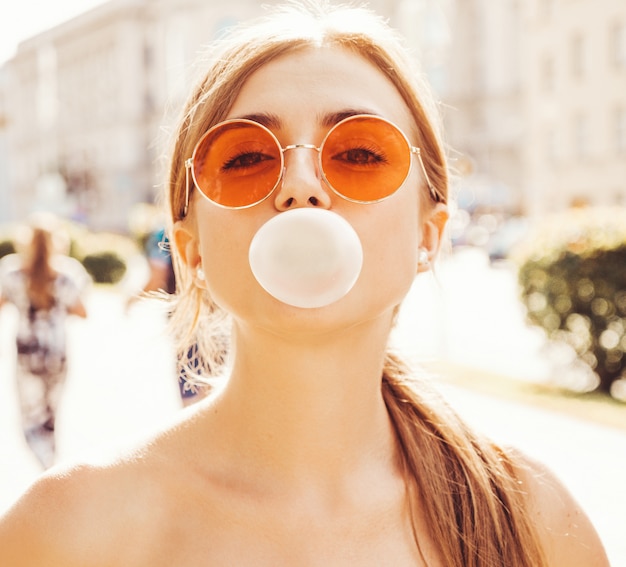 Foto gratuita retrato de una joven hermosa niña sonriente hipster