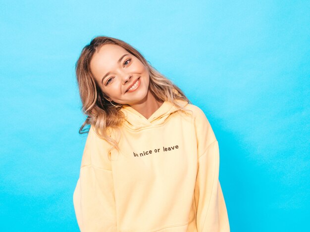 Retrato de joven hermosa niña sonriente en moda verano hipster amarillo con capucha