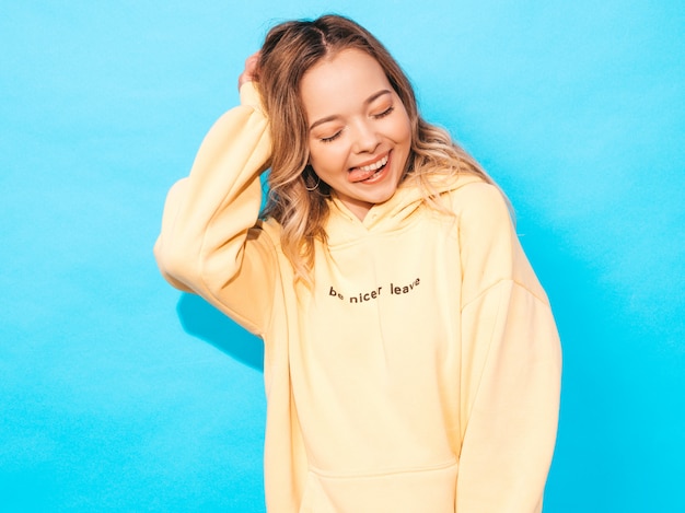 Retrato de joven hermosa niña sonriente en moda verano hipster amarillo con capucha