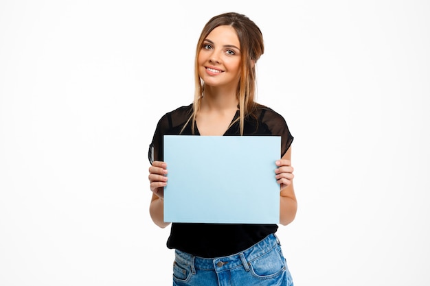 Retrato de joven hermosa sobre fondo blanco. Copia espacio