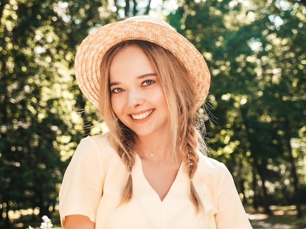 Retrato de joven hermosa sonriente hipster chica en vestido de verano de moda