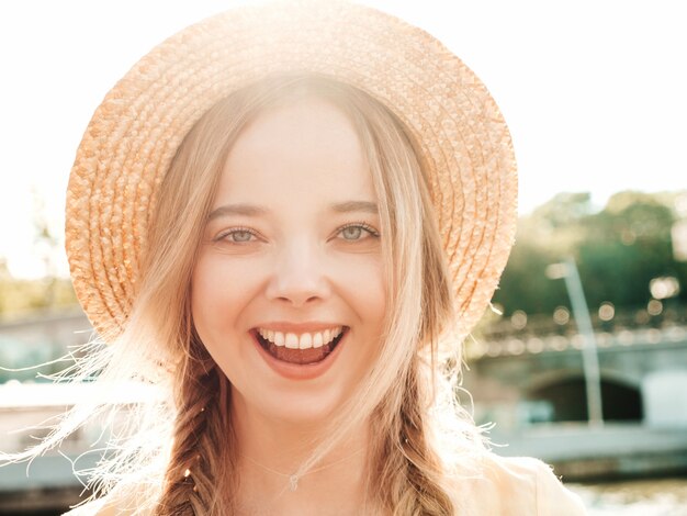 Retrato de joven hermosa sonriente hipster chica en vestido de verano de moda