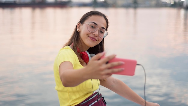 Foto gratuita retrato de joven hermosa tomando un selfie