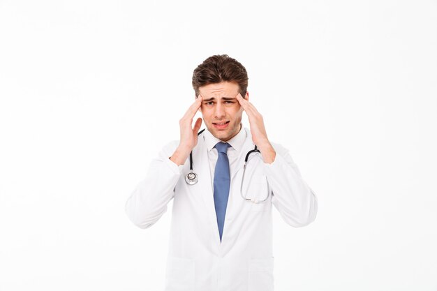 Retrato de un joven hombre médico con estetoscopio