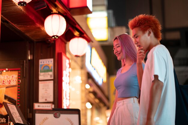 Retrato de joven hombre y mujer japonesa