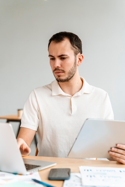 Retrato, joven, hombre de negocios, trabajando