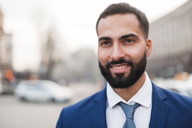 Retrato joven hombre de negocios