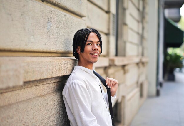 Retrato de un joven hombre sonriente