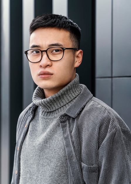 Retrato de joven japonés con gafas