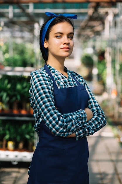 Foto gratuita retrato de una joven jardinero