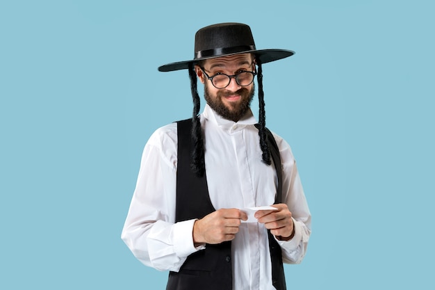 Retrato de un joven judío ortodoxo con boleta de apuesta en