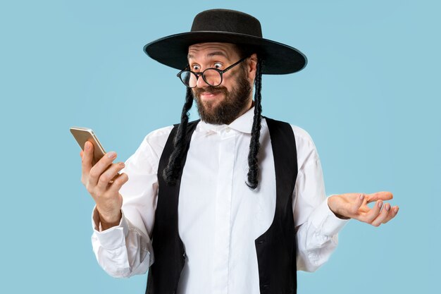 Retrato de un joven judío ortodoxo durante el festival de purim.