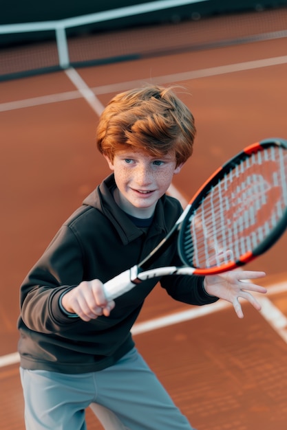 Foto gratuita retrato de un joven jugando al tenis profesional