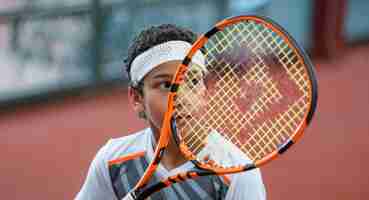 Foto gratuita retrato de un joven jugando al tenis profesional