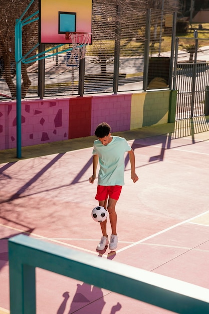 Foto gratuita retrato, joven, jugar al fútbol