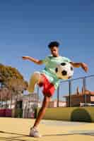 Foto gratuita retrato, joven, jugar al fútbol
