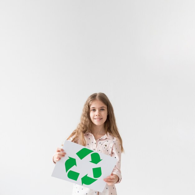Retrato de joven linda con cartel de reciclaje