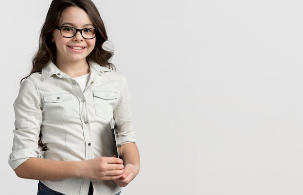 Foto gratuita retrato de joven linda con espacio de copia