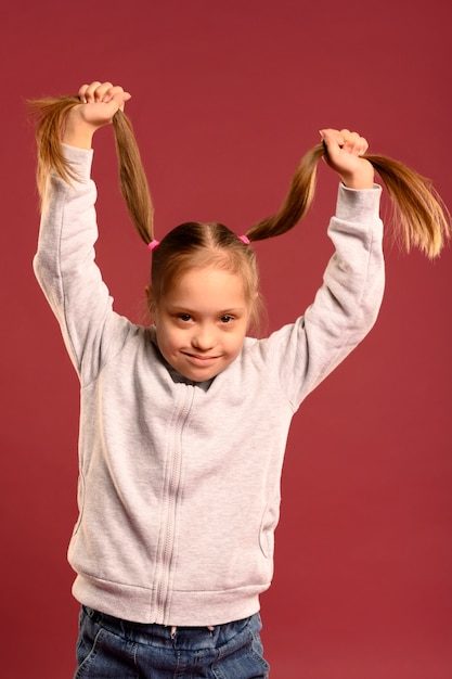 Foto gratuita retrato de joven linda posando