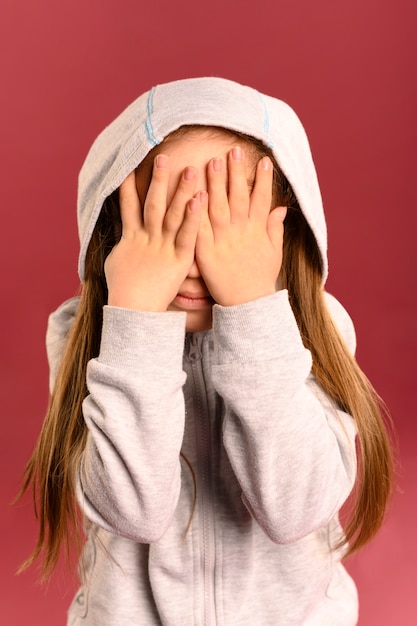 Retrato de joven linda que cubre los ojos