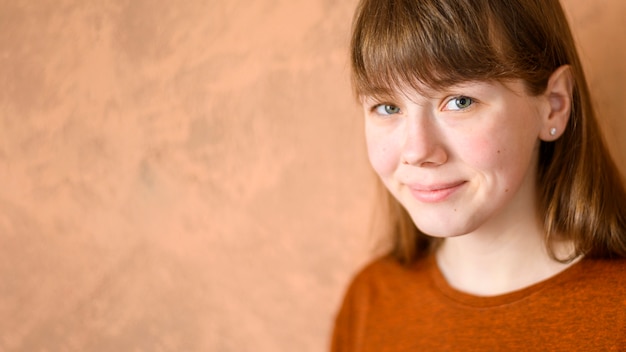 Foto gratuita retrato de joven linda sonriendo