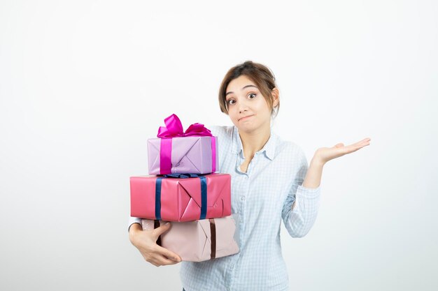 Retrato de una joven linda sosteniendo una caja de regalo con cinta. foto de alta calidad