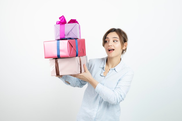 Retrato de una joven linda sosteniendo una caja de regalo con cinta. foto de alta calidad