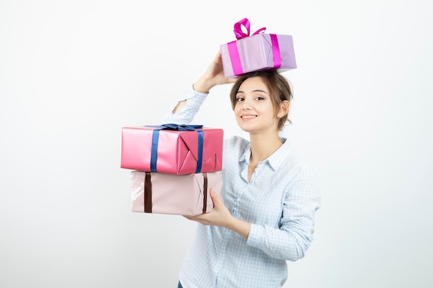 Retrato de una joven linda sosteniendo una caja de regalo con cinta. foto de alta calidad