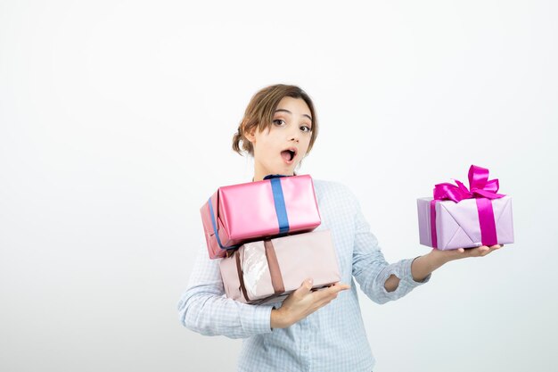 Retrato de una joven linda sosteniendo una caja de regalo con cinta. foto de alta calidad