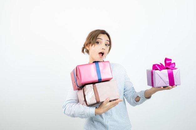 Retrato de una joven linda sosteniendo una caja de regalo con cinta. foto de alta calidad